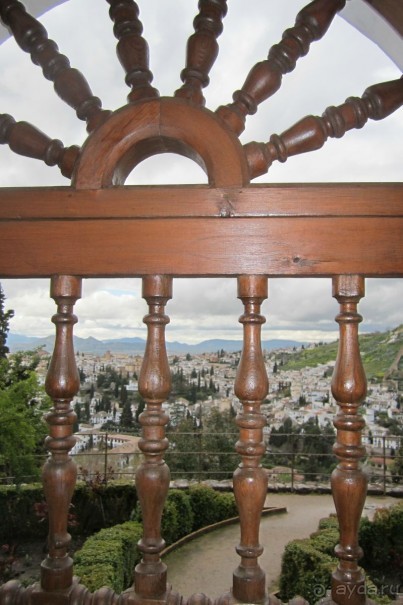 Вид на Альгамбру из садов Генералифе