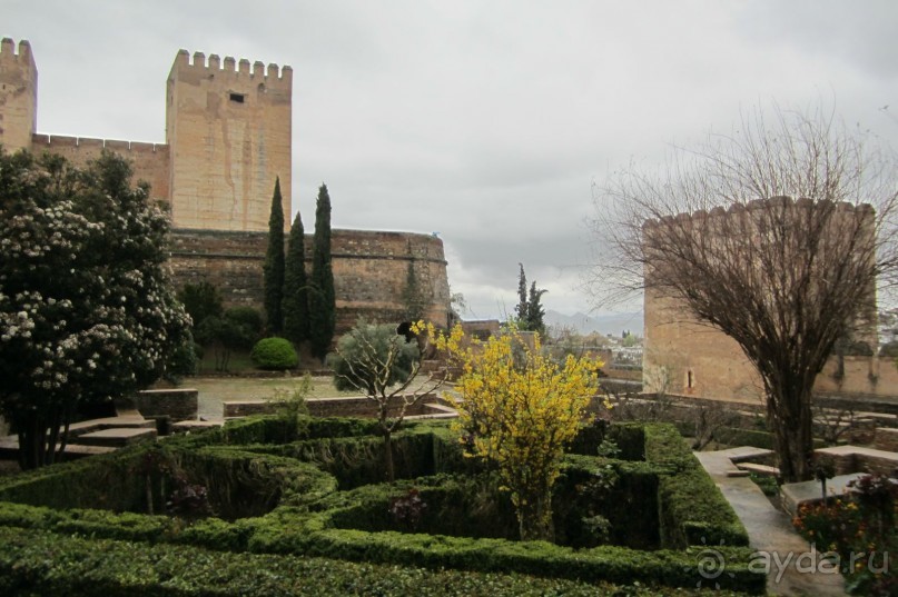 Внутренний дворик на входе во дворцы Насридов