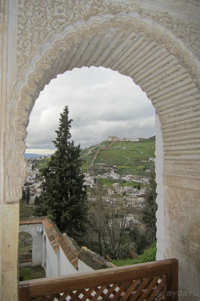 Вид на Альгамбру из садов Генералифе