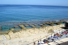 Городской пляж в Слиме со стороны открытого моря