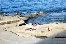 Городской пляж в Слиме со стороны открытого моря