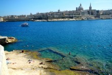 Городской пляж в заливе между Слимой и Валлеттой