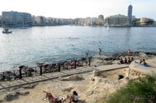 Городской пляж в заливе между Слимой и Сент Джулиансом