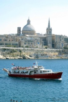 На таком кораблике мы катались вокруг Большой гавани