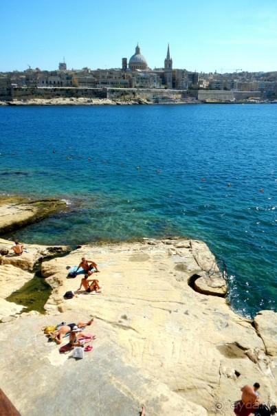 Городской пляж в заливе между Слимой и Валлеттой