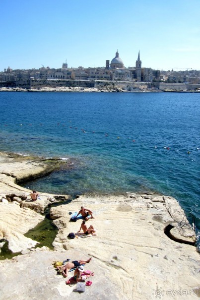 Городской пляж в заливе между Слимой и Валлеттой