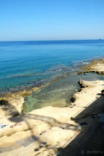 Городской пляж в Слиме со стороны открытого моря