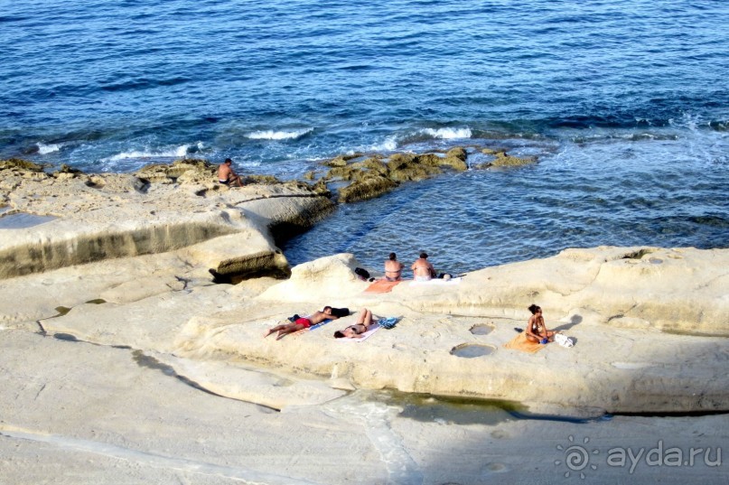 Городской пляж в Слиме со стороны открытого моря