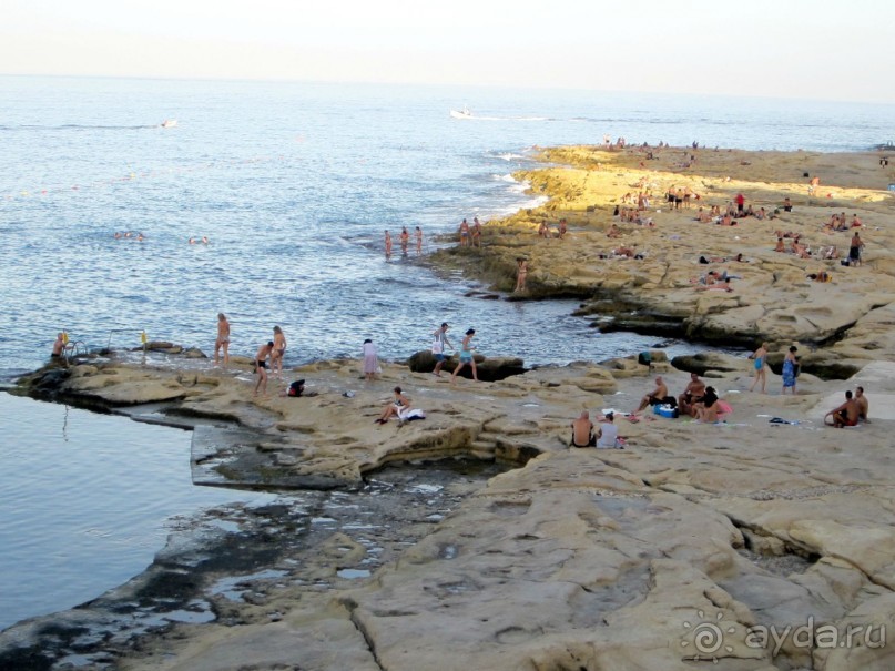 Городской пляж в Слиме со стороны открытого моря