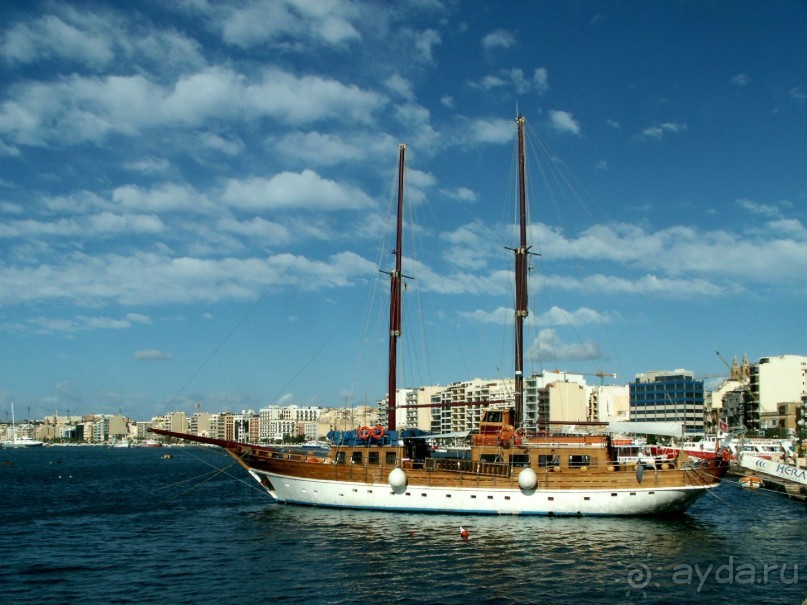 Пристань с прогулочными корабликами