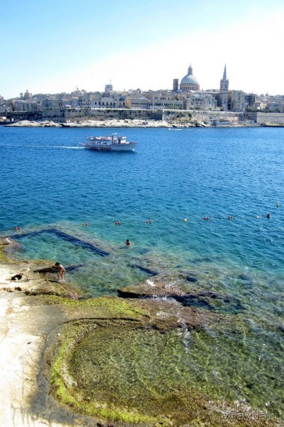 Городской пляж в заливе между Слимой и Валлеттой