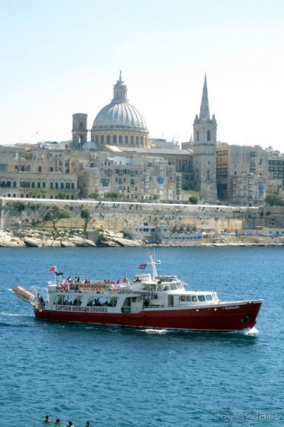 На таком кораблике мы катались вокруг Большой гавани