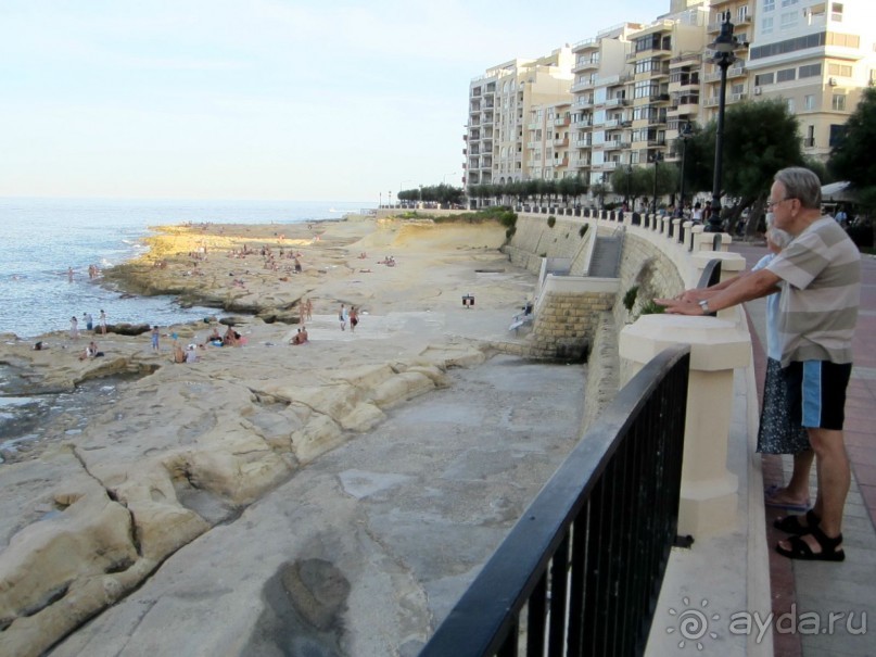 Городской пляж в Слиме со стороны открытого моря
