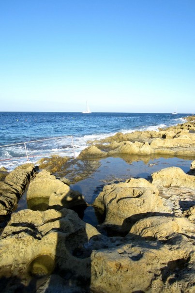 Городской пляж в Слиме со стороны открытого моря