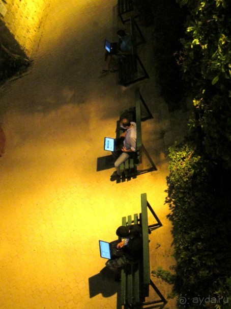 Точка доступа к бесплатному интернету в парке