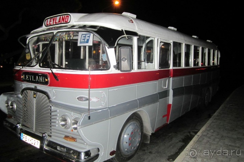 Старый мальтийский автобус (серый, такие ходили на Гозо)
