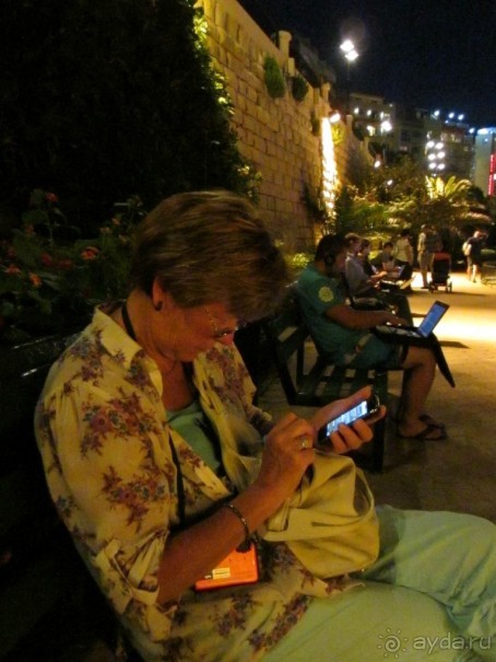 Точка доступа к бесплатному интернету в парке