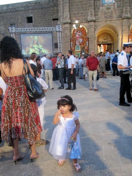 В ожидании выноса статуи Богородицы Милосердной