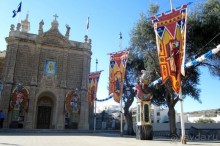 Площадь перед церковью, на которой проходила феста Богородицы Милосердной