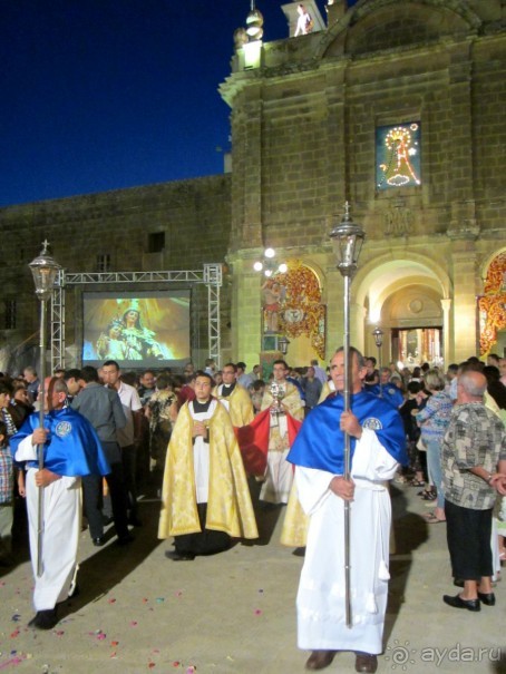 И сопровождающие лица...