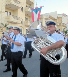 Шествие оркестра местного полицейского участка