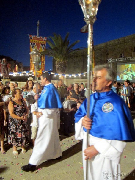 И сопровождающие лица...