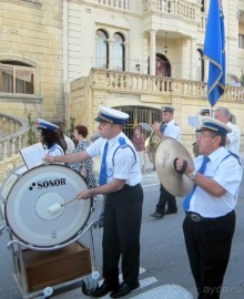 Шествие оркестра местного полицейского участка