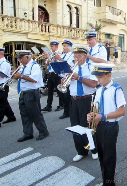 Шествие оркестра местного полицейского участка