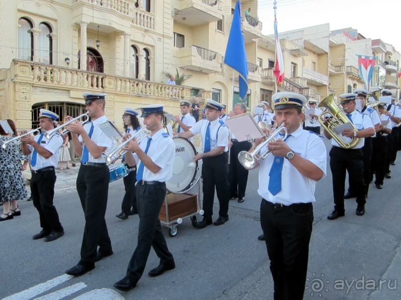 Шествие оркестра местного полицейского участка
