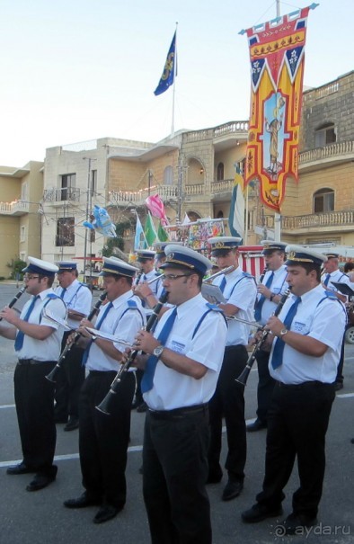 Шествие оркестра местного полицейского участка