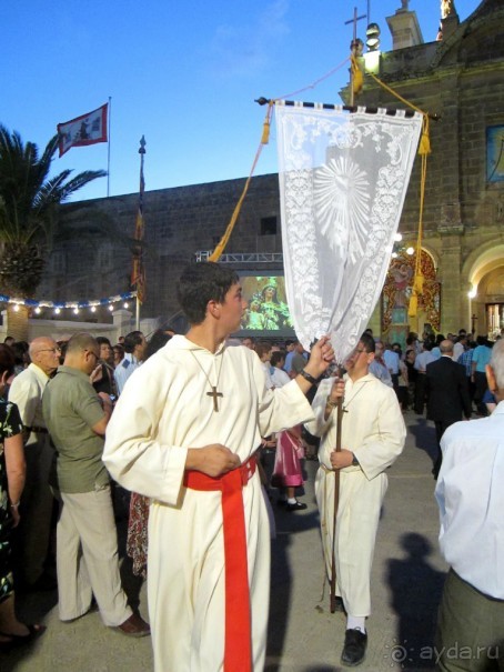 И сопровождающие лица...