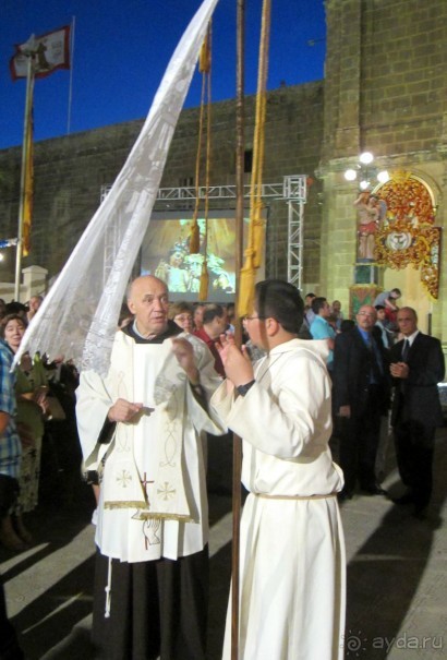 И сопровождающие лица...