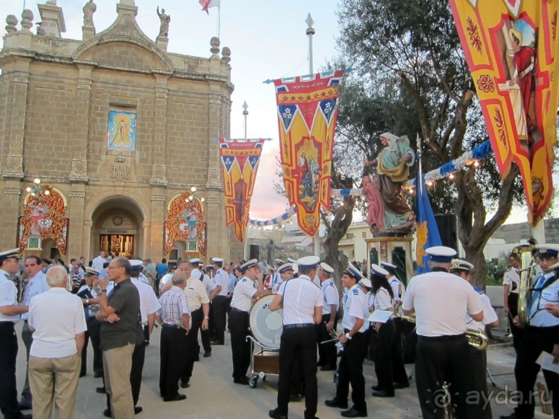 В ожидании выноса статуи Богородицы Милосердной