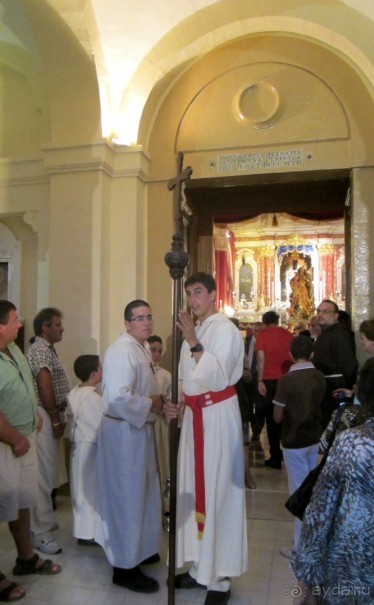 И сопровождающие лица...