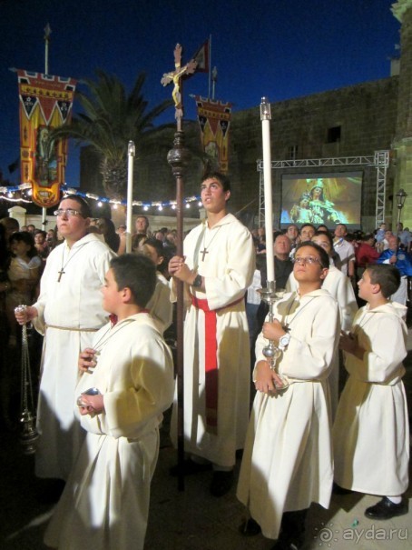 И сопровождающие лица...