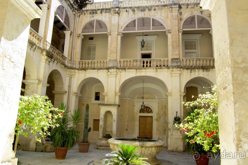 Мдина - внутренний дворик здания суда