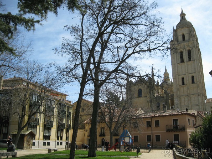 Plaza de la Merced - вид на колокольню Кафедрального собора