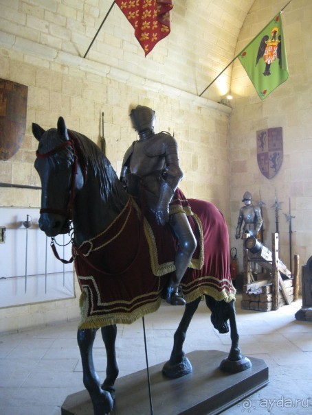 Алькасар внутри - пушки, рыцари, доспехи ...