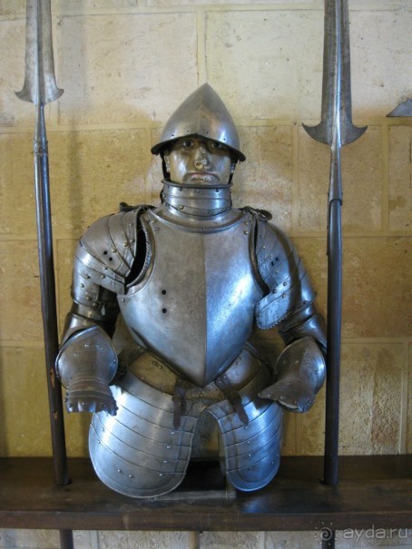 Алькасар внутри - пушки, рыцари, доспехи ...