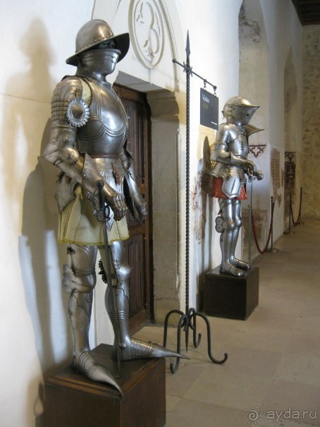 Алькасар внутри - пушки, рыцари, доспехи ...