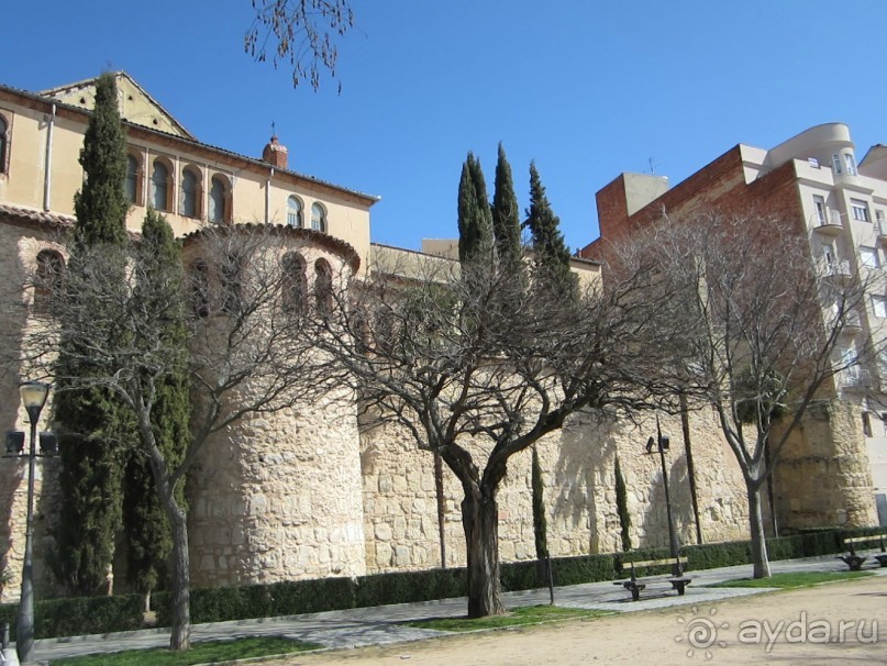 Вдоль крепостных стен...