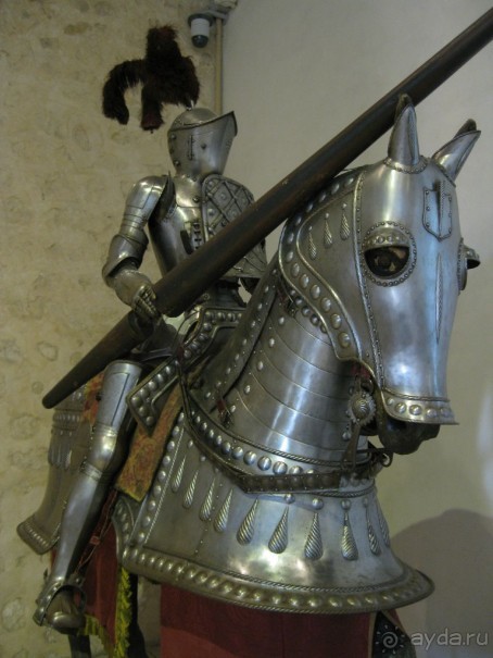 Алькасар внутри - пушки, рыцари, доспехи ...