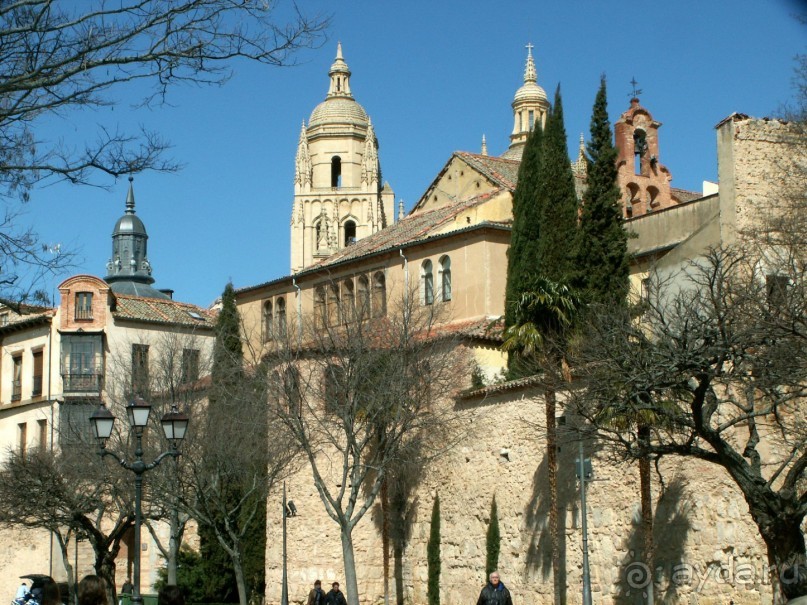 Вдоль крепостных стен...