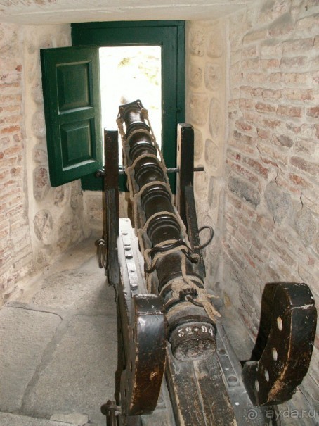 Алькасар внутри - пушки, рыцари, доспехи ...