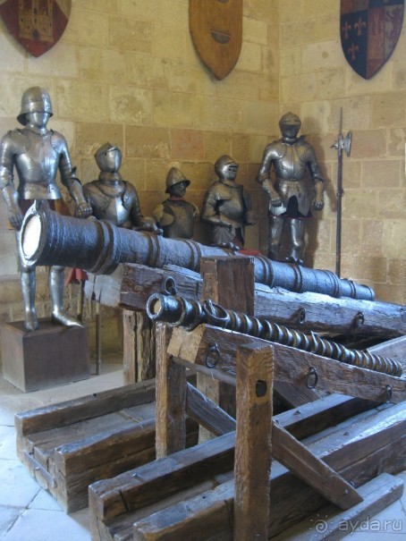 Алькасар внутри - пушки, рыцари, доспехи ...