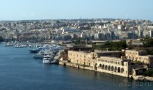 Вид пристани для яхт в Та’ Шбише из парка Гастингса