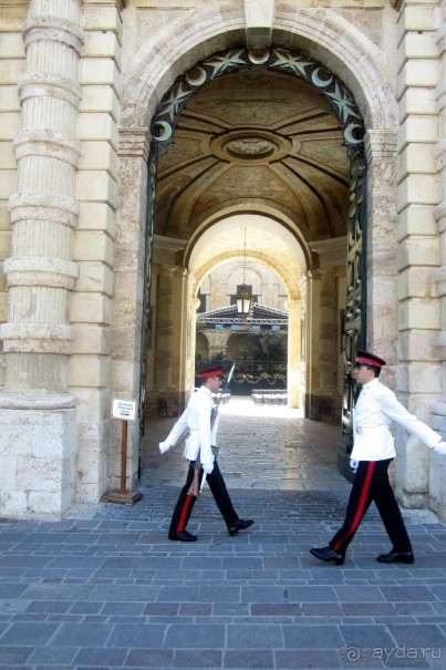 Смена караула у Дворца Великого Магистра