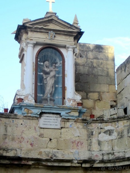 Фигурки святых украшают многие дома