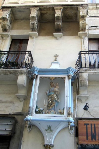 Фигурки святых украшают многие дома