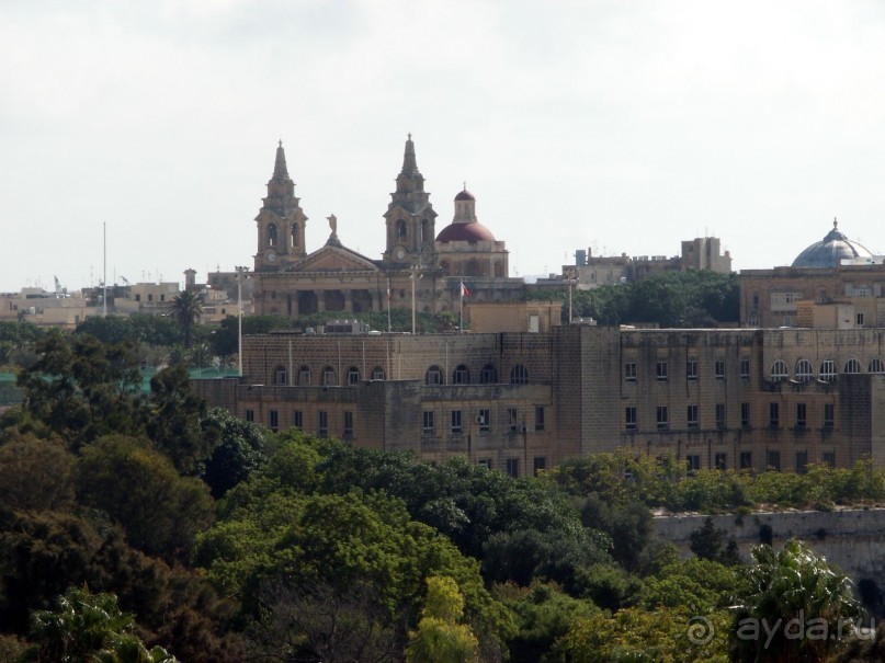 Вид на Собор св. Публия во Флориане из парка Гастингса
